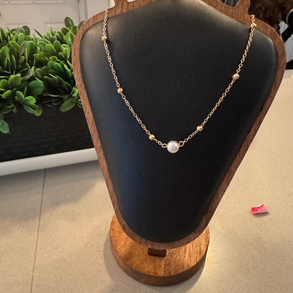 Gold and single pearl necklace